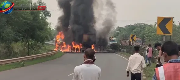 ସୁନ୍ଦରଗଡ଼ରେ ଭୟାବହ ସଡ଼କ ଦୁର୍ଘଟଣା : ଧକ୍କା ପରେ ଜଳିଗଲା ଟ୍ରକ୍, ଜୀବନ୍ତ ଦଗ୍ଧ ହେଲେ ଦୁଇ ଚାଳକ