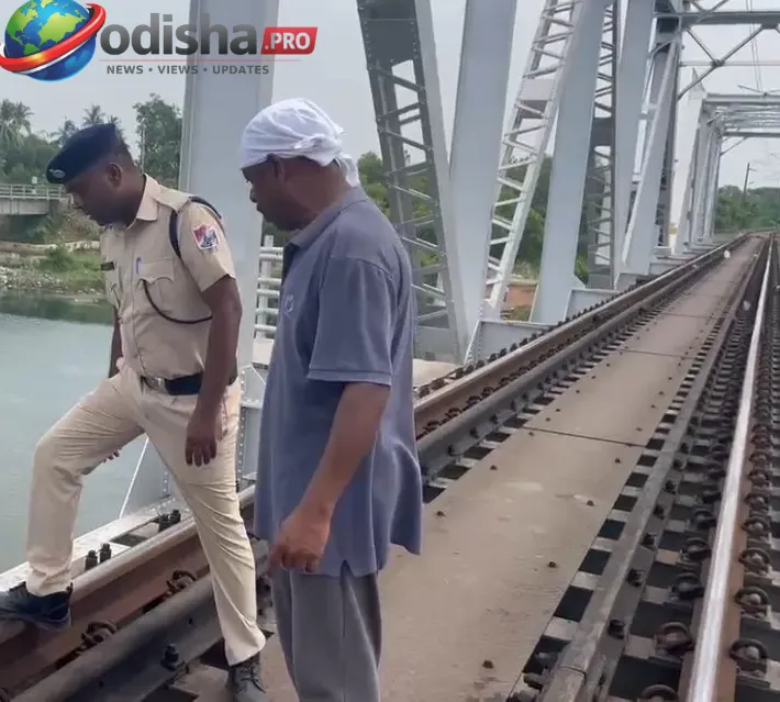 କଟକ ରେଳ ସେତୁ ତଳେ ଦୋଳି ଖେଳୁଥିବା ଶିଶୁଙ୍କ ଭିଡିଓ ଭାଇରାଲ, ସୁରକ୍ଷା ବ୍ୟବସ୍ଥାକୁ ନେଇ ଉଠିଲା ପ୍ରଶ୍ନ