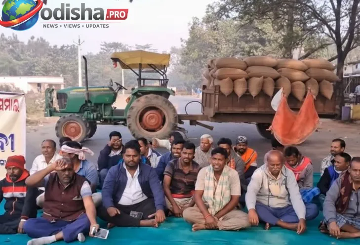 ଧାନ ଉଠାଣରେ ୨୦ ଦିନ ବିଳମ୍ବ: ସୁବର୍ଣ୍ଣପୁରରେ PACS କାର୍ଯ୍ୟାଳୟରେ ତାଲା ପକାଇଲେ ଚାଷୀ, ଭିତରେ ଫସିଲେ କର୍ମଚାରୀ