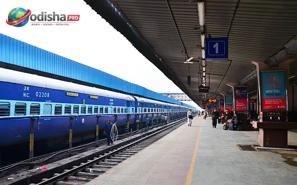 ଟ୍ରେନ୍‌ରେ ଧୂମପାନ ଓ ଅନଧିକୃତ ହକିଂ କଲେ ଗଣିବାକୁ ପଡ଼ିବ ମୋଟା ଜରିମାନା, କଠୋର ନିୟମ ଆଣିଲା ରେଳବାଇ