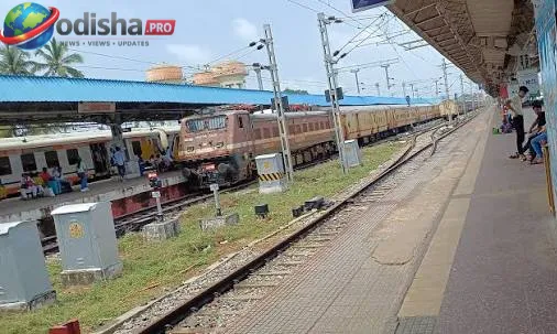 ରୋଡ୍ ଓଭରବ୍ରିଜ୍ କାମ ପାଇଁ ପୁରୀକୁ ଯାଉଥିବା ଓ ଆସୁଥିବା ଅନେକ ଟ୍ରେନ୍ ବାତିଲ; ଯାତ୍ରୀଙ୍କ ପାଇଁ ବଡ଼ ସୂଚନା