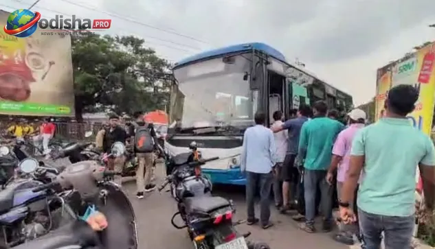 ଭୁଲ୍‌ ରାସ୍ତାରେ ଯାଉଥିବା ‘ଆମ ବସ୍‌’ ଧକ୍କାରେ ବାପା-ଝିଅ ଆହତ, ଭୁବନେଶ୍ୱରରେ ସଡ଼କ ସୁରକ୍ଷାକୁ ନେଇ ପୁଣି ପ୍ରଶ୍ନ