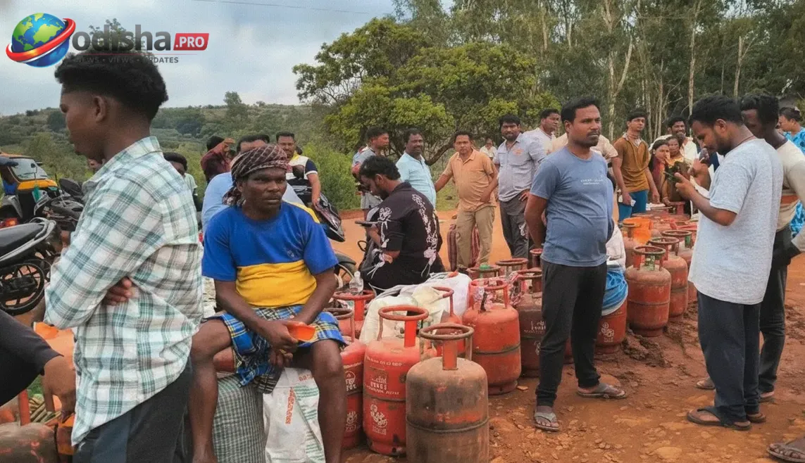 ଦୁଇ ମାସ ପରେ ଏଲପିଜି ସିଲିଣ୍ଡର ପହଞ୍ଚିଲା, ଲମତାପୁଟରେ ବଣ୍ଟନ ବିଳମ୍ବକୁ ନେଇ ଉପଭୋକ୍ତାଙ୍କ ଅସନ୍ତୋଷ