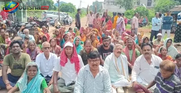 ରେଳବାଇ ଉଚ୍ଛେଦ ଅଭିଯାନକୁ ବିରୋଧ: ଖୋର୍ଦ୍ଧା ଜଟଣୀରେ ରାସ୍ତାରୋକ, ବସ୍ତିବାସୀଙ୍କ ସହ ଧାରଣାରେ ବସିଲେ ଜନପ୍ରତିନିଧି
