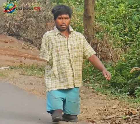 ୧୨ ବର୍ଷ ଧରି ନ୍ୟାୟର ଅପେକ୍ଷାରେ ଶିବ ମୁଣ୍ଡା: ଦୁର୍ଘଟଣାରେ ହରାଇଥିଲେ ଦୁଇ ଗୋଡ଼ ଓ ଗୋଟିଏ ହାତ