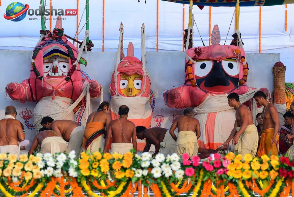 'କାଳିଆଙ୍କୁ ଦେଖିବା ପରେ ସବୁ ଯନ୍ତ୍ରଣା ଭୁଲିଯାଏ' : ହ୍ୱିଲଚେୟାରରେ ଆସି ସ୍ନାନ ପୂର୍ଣ୍ଣିମାରେ ଦର୍ଶନ କଲେ ଦିବ୍ୟାଙ୍ଗ ଭକ୍ତ