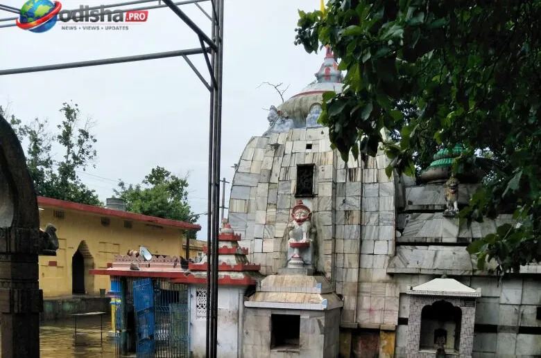 ପ୍ରବଳ ବର୍ଷାରେ ଜଳମଗ୍ନ ବାବା ଲୋକନାଥ ମନ୍ଦିର ପରିସର; ଡ୍ରେନେଜ୍ ବ୍ୟବସ୍ଥାକୁ ନେଇ ଉଠିଲା ପ୍ରଶ୍ନ
