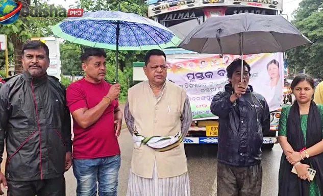 ପାଠ୍ୟପୁସ୍ତକ ତ୍ରୁଟିକୁ ନେଇ ନବରଙ୍ଗପୁରରେ କଂଗ୍ରେସର ୧୨ ଘଣ୍ଟିଆ ବନ୍ଦ, ଶିକ୍ଷାମନ୍ତ୍ରୀଙ୍କ ଇସ୍ତଫା ଦାବି