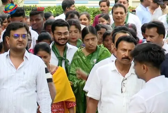 ପୁଅଙ୍କ ଫେସବୁକ୍ ପୋଷ୍ଟ ବିବାଦ ପରେ ନବୀନଙ୍କୁ ଭେଟିଲେ ପୂର୍ବତନ ବିଜେଡି ବିଧାୟିକା ଅଳକା ମହାନ୍ତି