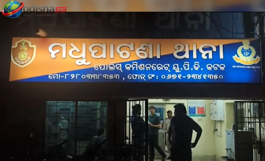 କଟକରେ ବଡ଼ ଲୁଟ୍: କୋଲକାତା ଯାଉଥିବା ବେଳେ ମହିଳାଙ୍କଠାରୁ ୩୬ ଲକ୍ଷ ଟଙ୍କା ଲୁଟିନେଲେ ଦୁର୍ବୃତ୍ତ