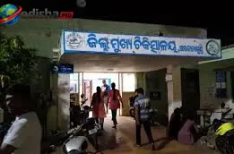 ଗଜପତିରେ ନିର୍ମମ କାଣ୍ଡ: ଦୁଷ୍କର୍ମ ଉଦ୍ୟମକୁ ବିରୋଧ କରିବାରୁ ମହିଳାଙ୍କୁ ଛୁରୀରେ ଆକ୍ରମଣ, ପଥରରେ ମୁଣ୍ଡ ଛେଚିଲା ଯୁବକ