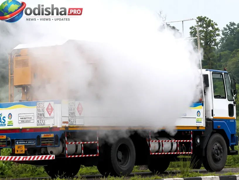 କେନ୍ଦୁଝରରେ NH-20 ଉପରେ CNG ସିଲିଣ୍ଡର ବୋଝେଇ ଟ୍ରକରୁ ଗ୍ୟାସ୍ ଲିକ୍, ଆତଙ୍କିତ ଲୋକେ; ଅଟକିଲା ଯାତାୟାତ