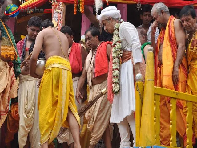 ରଥଯାତ୍ରା ୨୦୨୬: କ’ଣ ହେଉଛି ‘ଛେରା ପହଁରା’? କାହିଁକି ସୁନା ଝାଡୁରେ ରଥ ସଫା କରନ୍ତି ପୁରୀ ଗଜପତି ମହାରାଜ
