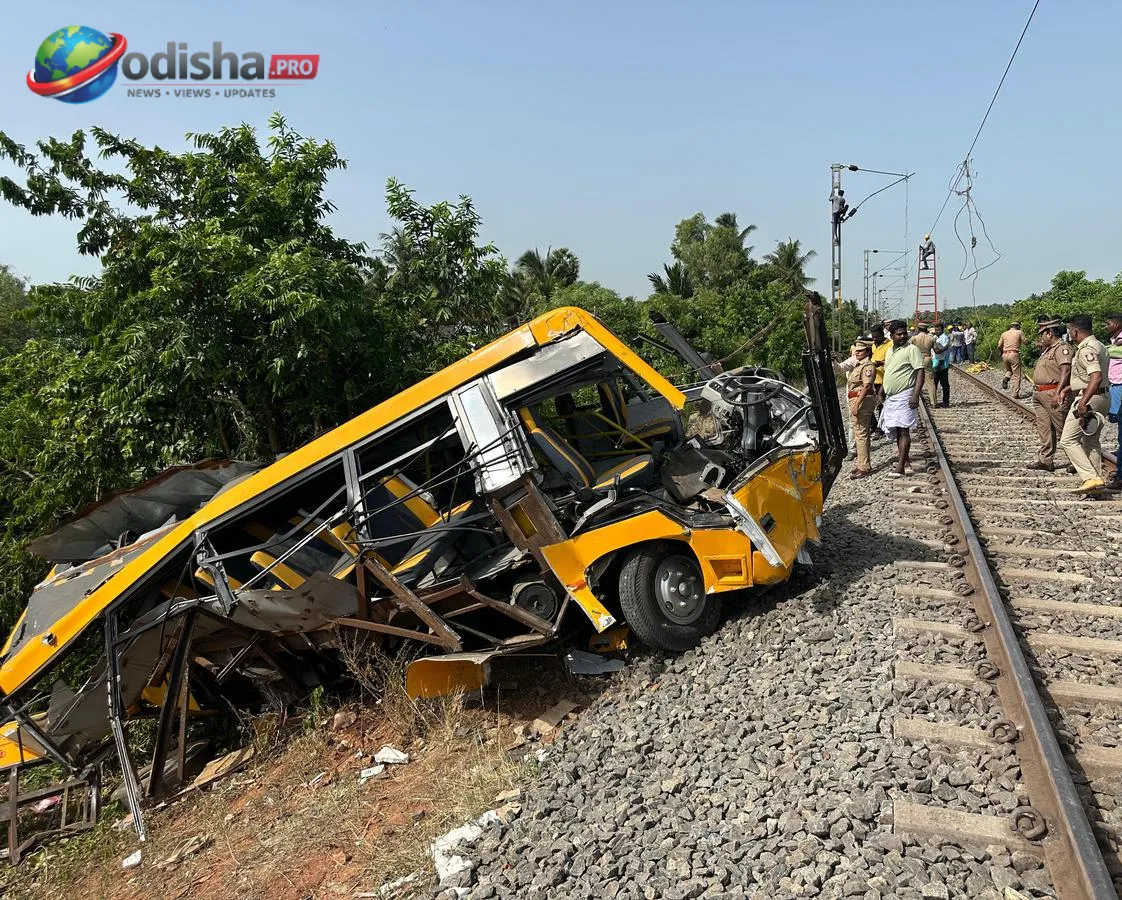 କୋଲକାତାରେ ଭୟଙ୍କର ରେଳ ଦୁର୍ଘଟଣା: ସ୍କୁଲ୍ ବସକୁ ଧକ୍କା ଦେଲା ଟ୍ରେନ୍, ୨ ଛାତ୍ରଙ୍କ ସହ ୩ ମୃତ