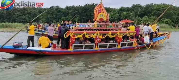 ଚିଲିକା ଜଳରେ ରଥଯାତ୍ରା: ତିନି ଡଙ୍ଗାରେ ନିର୍ମିତ ଭାସମାନ ରଥରେ ଯାତ୍ରା କରୁଛନ୍ତି ମହାପ୍ରଭୁ
