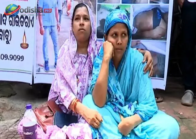 ଭୁବନେଶ୍ୱର ହିଟ୍ ଆଣ୍ଡ ରନ୍ ମାମଲା: କାର୍ ଚାଳକଙ୍କ ଘର ଆଗରେ ପରିବାରର ଧାରଣା, କ୍ଷତିପୂରଣ ଓ ନ୍ୟାୟ ଦାବି