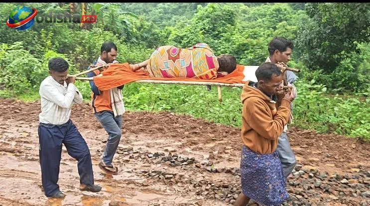 କଳାହାଣ୍ଡିରେ ଅମାନବୀୟ ଦୃଶ୍ୟ! କାଦୁଅ ରାସ୍ତାରେ ଫେରିଗଲା ୧୦୮ ଆମ୍ବୁଲାନ୍ସ, ଗର୍ଭବତୀଙ୍କୁ ୨ କି.ମି. ଷ୍ଟ୍ରେଚରରେ ବୋହିଲେ ଗ୍ରାମବାସୀ