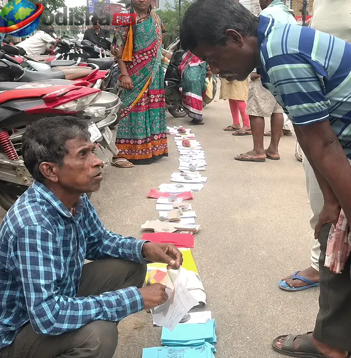 ସାର ଅପେକ୍ଷାରେ ଚାଷୀଙ୍କ ନିଦ ହଜିଲା: ଆରସିଏମଏସ୍ କାର୍ଯ୍ୟାଳୟ ବାହାରେ ରାତିସାରା ଲମ୍ବା ଧାଡ଼ି