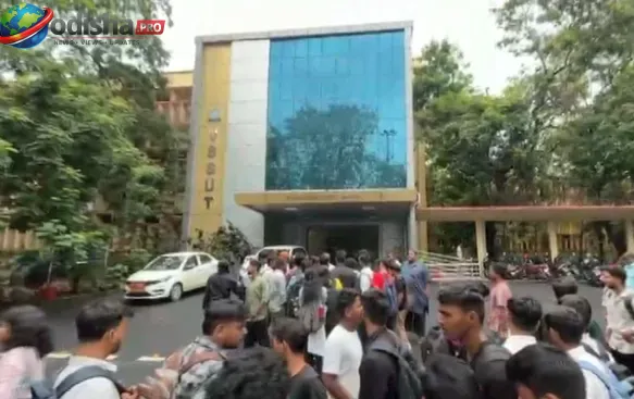 ଭିଏସଏସୟୁଟିରେ ଛାତ୍ର ଅସନ୍ତୋଷ: ୟୁନିଫର୍ମ ନୀତି, ହଷ୍ଟେଲ ସୁବିଧା ଓ ଖାଦ୍ୟର ମାନକୁ ନେଇ ପ୍ରତିବାଦ