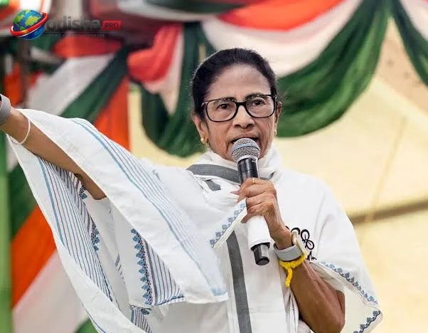 'ମୋ ପିଠିରେ ଛୁରୀ ମାରି ସବୁ ଚୋର ବିଜେପିରେ ମିଶିଲେ' : ବିଦ୍ରୋହୀ ନେତାଙ୍କୁ ନେଇ ମମତାଙ୍କ କଡ଼ା ଆକ୍ରମଣ