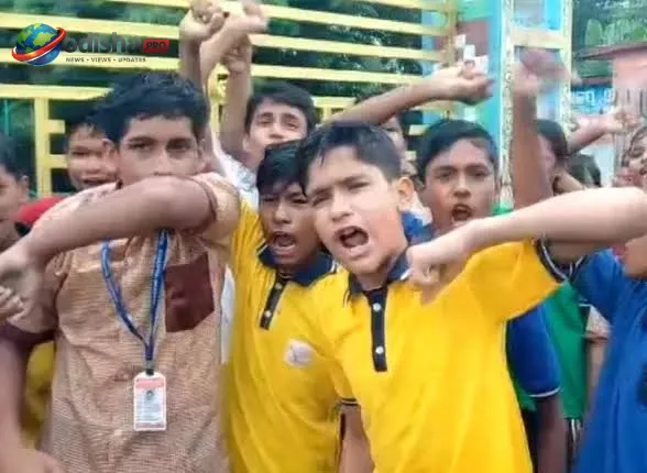 ଶିକ୍ଷକ ବଦଳିକୁ ବିରୋଧ: ଭଦ୍ରକରେ ସ୍କୁଲରେ ତାଲା ପକାଇ ଛାତ୍ରଛାତ୍ରୀ ଓ ଅଭିଭାବକଙ୍କ ବିକ୍ଷୋଭ