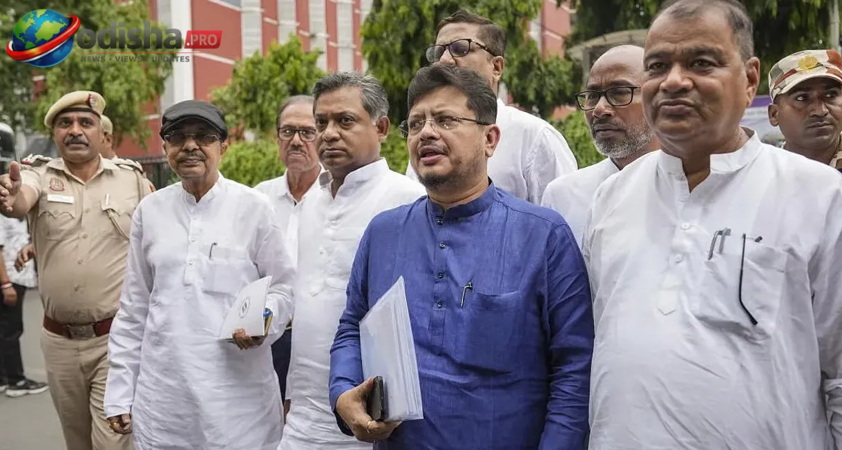 ଟିଏମସିର ପ୍ରକୃତ ଦାବିଦାର କିଏ? ଉଭୟ ଗୋଷ୍ଠୀଙ୍କୁ ନିର୍ବାଚନ କମିସନଙ୍କ ନୋଟିସ୍