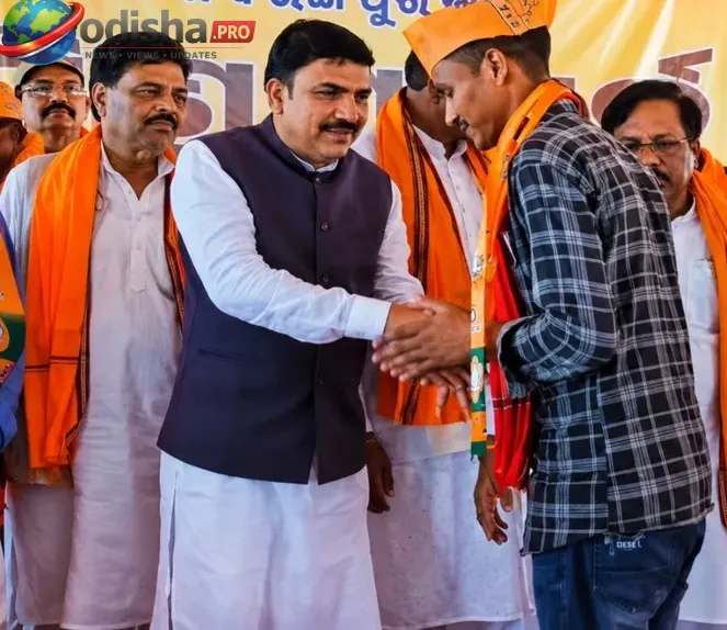 ପଞ୍ଚାୟତ ନିର୍ବାଚନ ପୂର୍ବରୁ ନବରଙ୍ଗପୁରରେ ବିଜେପିକୁ ବଡ଼ ବଳ; ବିଜେଡି-କଂଗ୍ରେସର ୫୦୦ରୁ ଅଧିକ କର୍ମୀ ଦଳରେ ସାମିଲ
