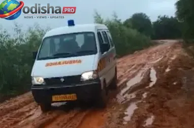 ଲଗାଣ ବର୍ଷାରେ କାଦୁଅ ରାସ୍ତାରେ ଫସିଲା ଆମ୍ବୁଲାନ୍ସ, ୧୦ କି.ମି. ବୁଲି ହସ୍ପିଟାଲ ପହଞ୍ଚିଲେ ରୋଗୀ