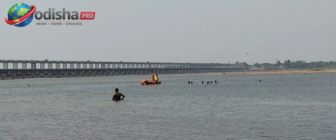 କଟକର ନରାଜରେ ସେଲ୍ଫି ନେଉଥିବା ବେଳେ ମହାନଦୀ ସ୍ରୋତରେ ଭାସିଗଲେ ଯୁବକ; ଖୋଜାଖୋଜି ଜାରି