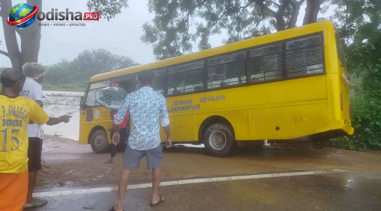 ଝାରସୁଗୁଡ଼ାରେ କାଦୁଅ ରାସ୍ତାରେ ଫସିଗଲା ସ୍କୁଲ ବସ୍‌, ଅଳ୍ପକେ ବର୍ତ୍ତିଲେ ଛାତ୍ରଛାତ୍ରୀ