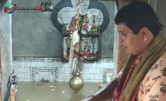 କଟକର ସ୍ୱପ୍ନେଶ୍ୱର ମହାଦେବ ମନ୍ଦିରରେ ୪ ଫୁଟ ପାଣି, ଜଳବନ୍ଦୀ ଅବସ୍ଥାରେ ବି ପୂଜାର୍ଚ୍ଚନା ଜାରି