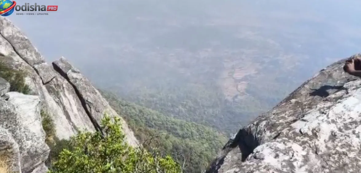ଅନୁଗୁଳ ମାଲ୍ୟଗିରି ପାହାଡ଼ରେ ୨୨ ଘଣ୍ଟା ଧରି ଫସିଥିବା ୩ ପର୍ଯ୍ୟଟକ ଉଦ୍ଧାର