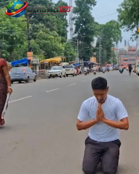 ପ୍ରତିଶ୍ରୁତି ପରେ ବି ମିଳିଲାନି ଚାକିରି: ମୁଖ୍ୟମନ୍ତ୍ରୀଙ୍କୁ ଭେଟିବା ପାଇଁ ଦଣ୍ଡବତ ଯାତ୍ରାରେ ବାହାରିଲେ ପୂର୍ବତନ OSAP କନଷ୍ଟେବଳ