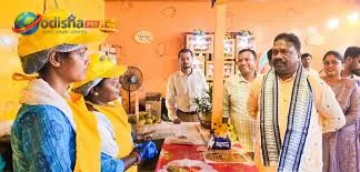 Visitors purchasing fresh mangoes at the ORMAS Mango Festival 2026 in Bhubaneswar.