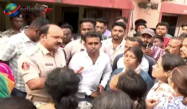 Family members protest with the body of deceased youth outside Bhadreshwar Police Station in Cuttack demanding justice.